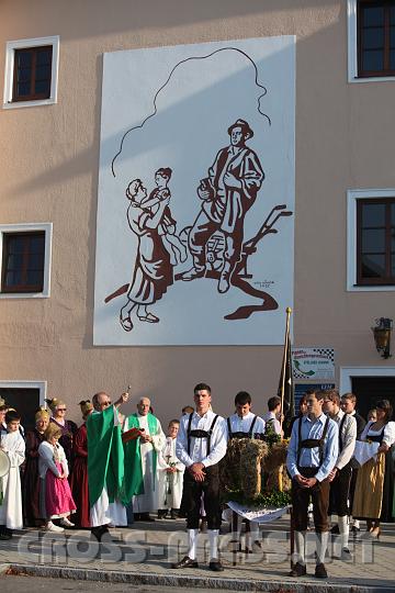 2009.09.27_08.55.09.jpg - Pfarrer Anton Schuh segnet die Erntedank-Krone, die Gaben und Anwesenden vor der ehem. Bauernkammer, wo die Erntedank-Liturgie mit Lesungen und Prozession beginnt.