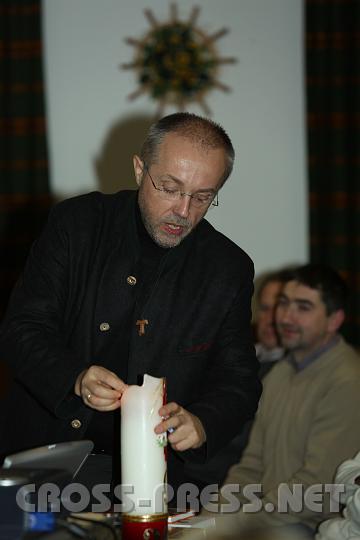 2009.11.18_20.16.04.jpg - Zeichen und Rituale sind f�r Kinder und Familienleben wichtig, so wie hier das Kerzeanz�nden: vor dem Gebet, am Feiertag, zum Geburtstag und Namenstag, etc.