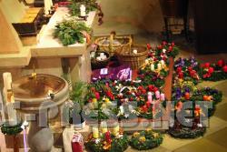 2009.11.28_18.20.31.jpg - Bunt und duftend wird der Advent in den Familien sein:  zur Weihe aufgestellte Adventkr�nze.