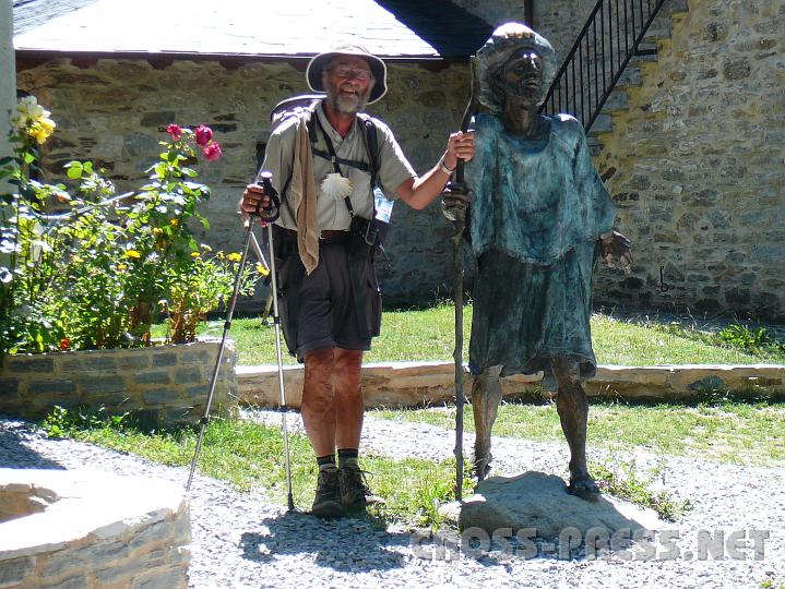 2009.08.03_11.50.42.jpg - Mit dem heiligen Jakob unterwegs in O Cebreiro, Spanien.