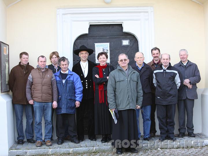 2010.03.19_09.39.01.jpg - Nach der St.JosefsMesse, Pfarrer Anton Schuh mit Vertretern und Angeh�rigen der Zimmermannszunft.