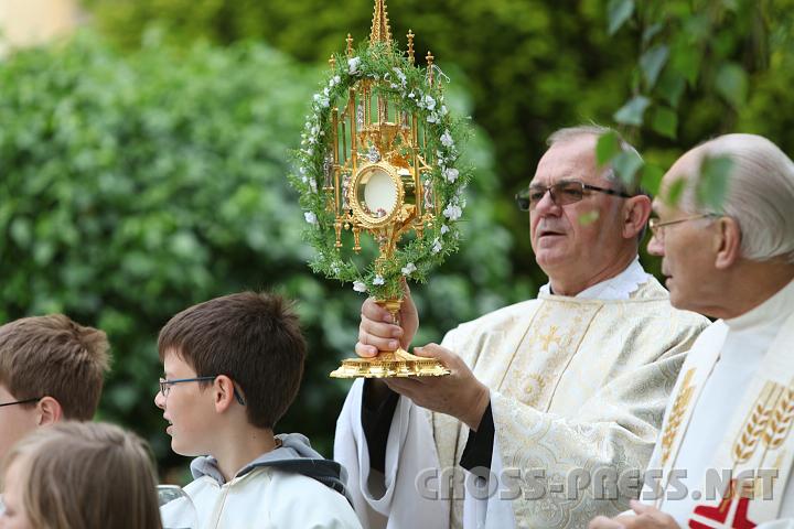 2010.06.03_09.26.01.jpg - Der Herr, Pfarrer Anton Schuh und Altpfarrer Alois Sallinger.  :)