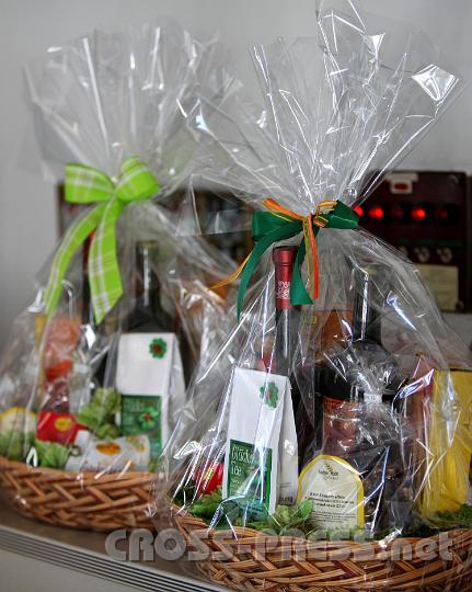 2011.09.11_08.57.56.jpg - Die beiden Geschenkkörbe für Grafiker Atteneder und Organist Meyer.