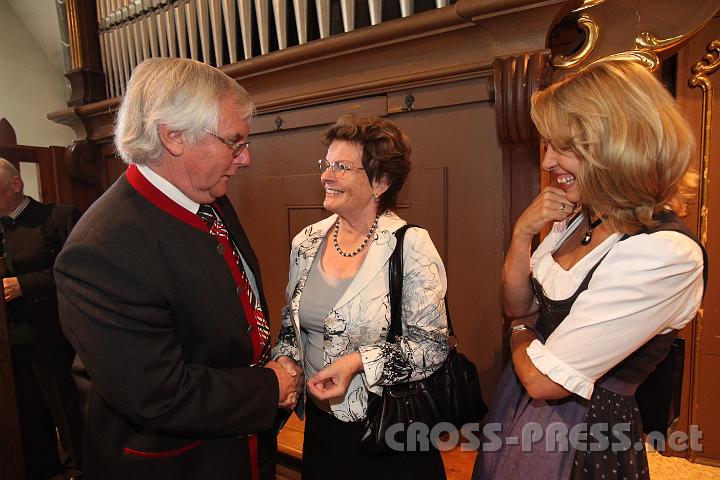 2011.09.11_10.45.54.jpg - Ulrike Heiß im Gespräch mit Bürgermeister OSTR Gerhard Wieser.
