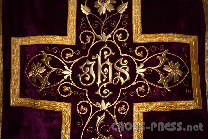 2011.12.08_11.04.44.jpg - Eine kunstvolle Dalmatik.