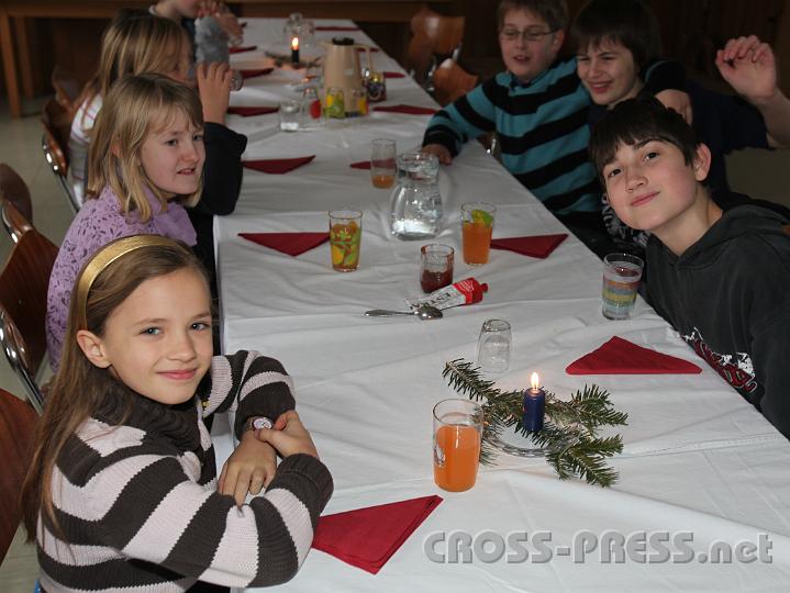 2011.12.08_11.10.25.jpg - Anschließend gab's noch im Pfarrsaal eine Bio-Jause.