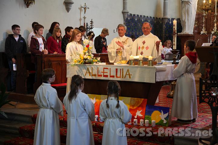 2012.04.29_09.37.22.jpg - Mag. Friedrich Schuhböck, Direktor der Caritas St. Pölten, hielt als Diakon die Predigt zur Aussage Jesu: "Ich bin der Weg, die Wahrheit und das Leben!" Hier mit Pfarrer Anton Schuh.