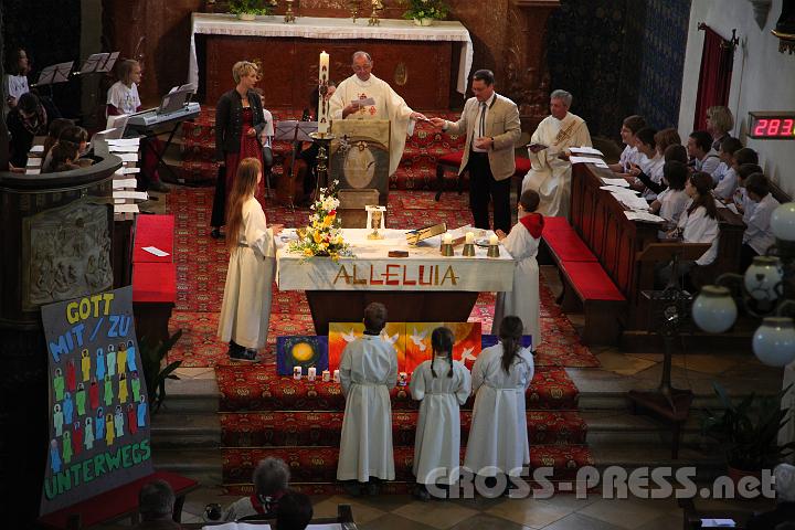 2012.04.29_09.57.20.jpg - Pfarrer Anton Schuh und HS-Direktor Erich Greiner bei der Firmkartenausgabe.