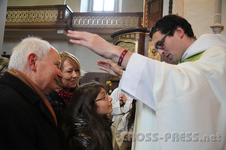 2012.11.04_10.01.04.jpg - Morgana wird zusammen mit ihren Großeltern gesegnet.