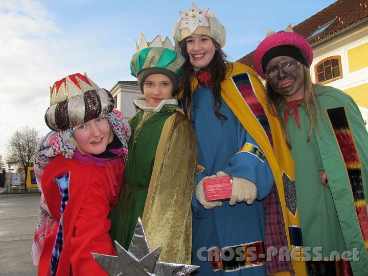 2013.01.02_13.37.37.jpg - Lucia, Noemi Sarah Johanna, Joanna und Sarah-Maria, vier "Königinnen aus dem Morgenland", vom Stern geführt, halfen mit, in St.Peter  6.477 Euro für Projekte in Entwicklungsländern zu sammeln.  :)