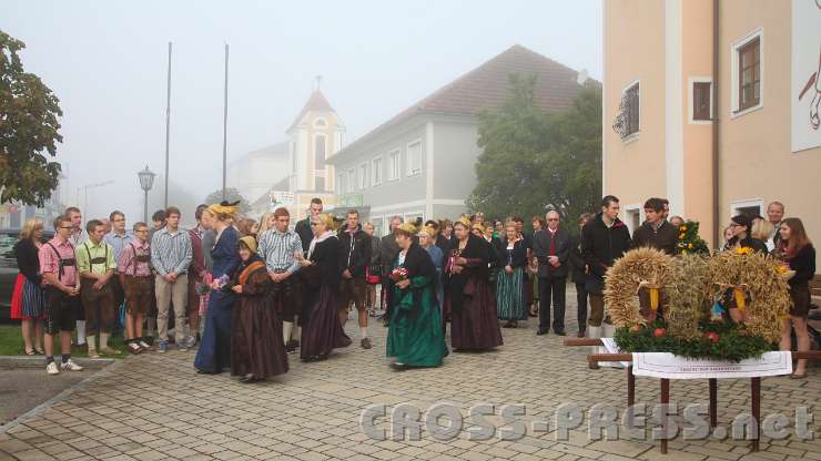 2014.09.28_08.49.29_01.jpg - Auch die Goldhaubengruppe beteiligte sich wieder an der Prozession.