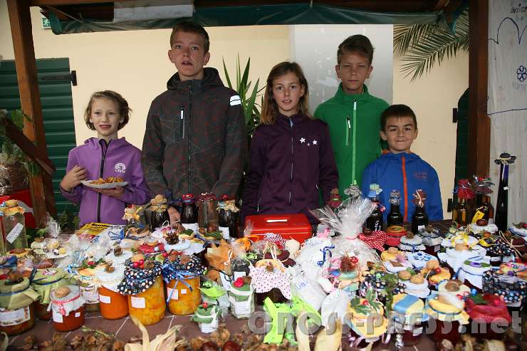 2016.09.25_10.52.15.jpg - Beim Naschmarkt und Weltladen der Jungscharkinder.