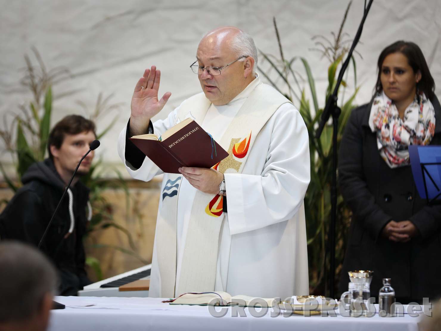 2017.09.17_11.10.01.jpg - Abt Petrus segnet Fahrzeuge und Einsatzkräfte.