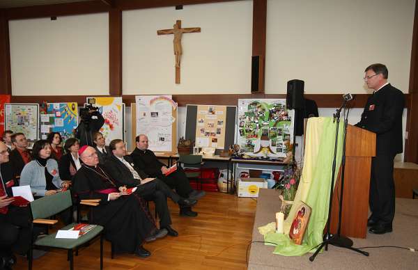 Sendungsfeier der V. Salzburger Familienakademie Matthias Mayerhofer vom ICF-Team moderierte die Veranstaltung. In der Vorderreihe: Bischof DDr. Klaus K�ng, Dr. Peter Pitzinger vom N� Familienreferat und...