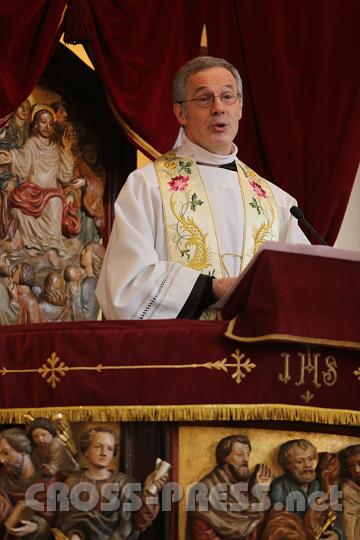 2012.04.09_10.21.31.jpg - Obwohl von der Kanzel aus, erfolgte die Predigt P. Weingartners sehr liebevoll und nicht "von oben herab". :)