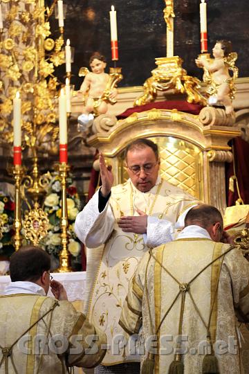 2012.04.09_11.02.14.jpg - Kirchenrektor DDr. Reinhard Knittel erteilt den Abschlusssegen.