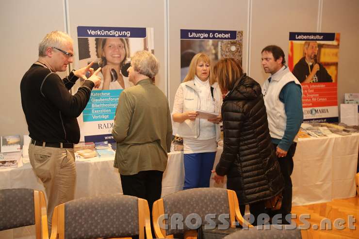 2014.11.23_17.01.17.jpg - Hörerservice-Verantwortliche mit Besuchern