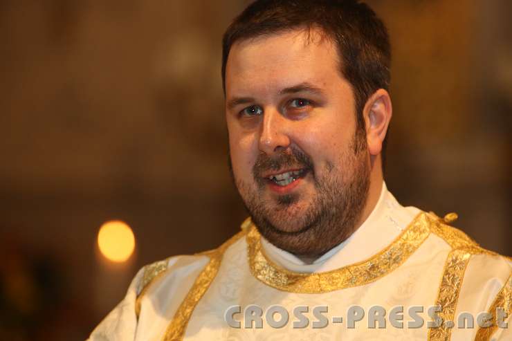 2014.11.23_18.05.47.jpg - Diakon Manuel Sattelberger liest das Evangelium.