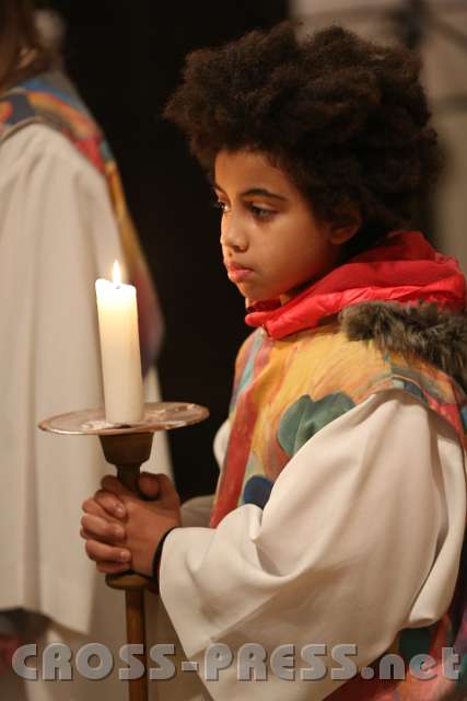 2014.11.23_18.53.14_01.jpg - Kleine Lichtträgerin. In St. Valentin sind die Minis bunt.