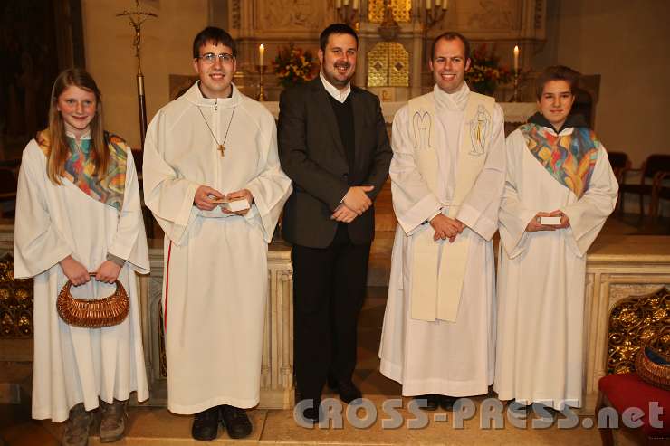 2014.11.23_19.48.48.jpg - Kaplan Christoph Weiss und Diakon Manuel Sattelberger mit Ministranten.