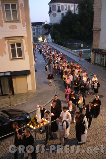 2016.09.08_19.54.52.JPG - Die Prozession zieht von der Brücke hinauf zur Michaelerkirche.