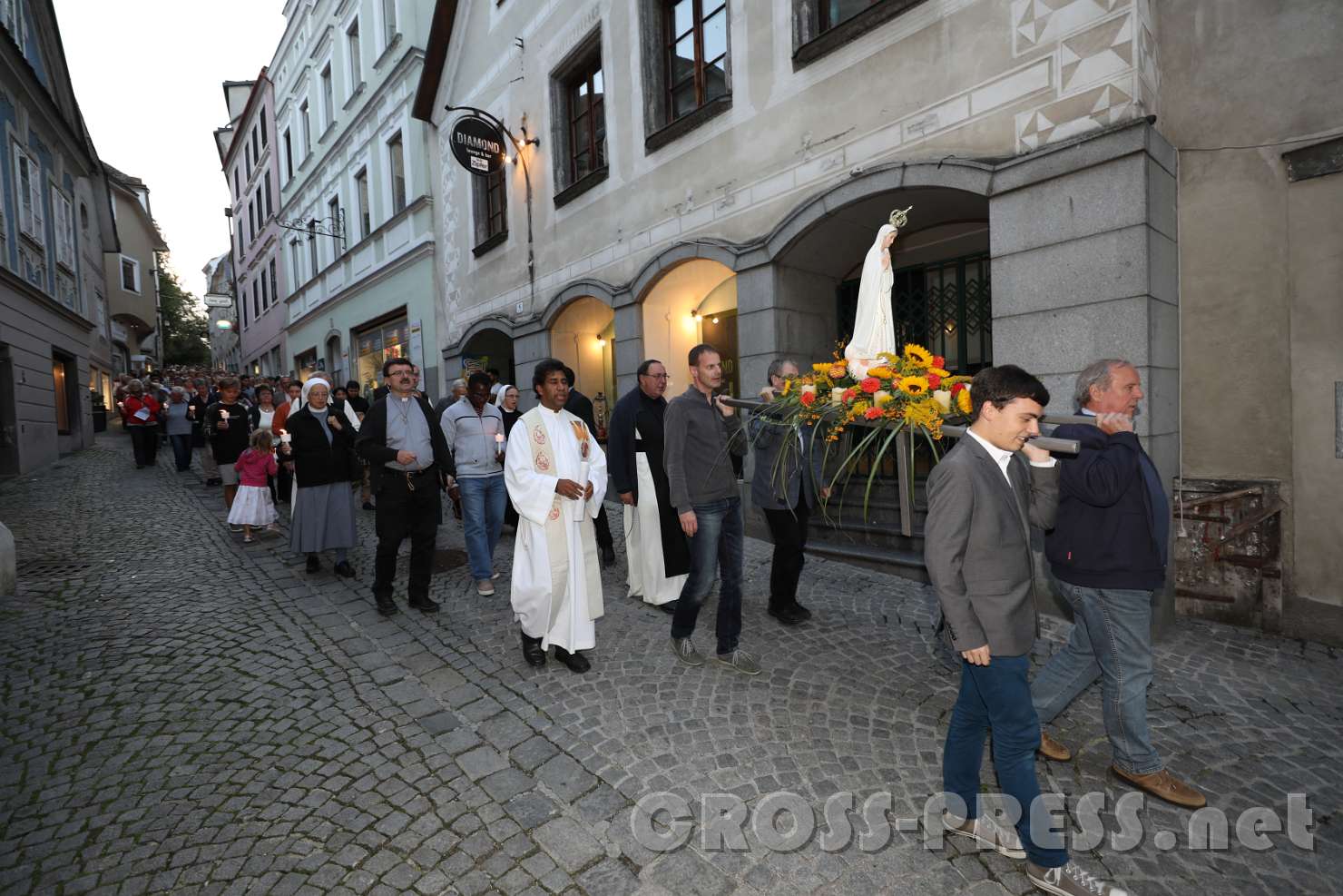 2017.09.08_19.16.13.jpg - Der Umzug reichte von der Stadtpfarrkiche die ganze Pfarrgasse entlang bis zum Grünmarkt.
