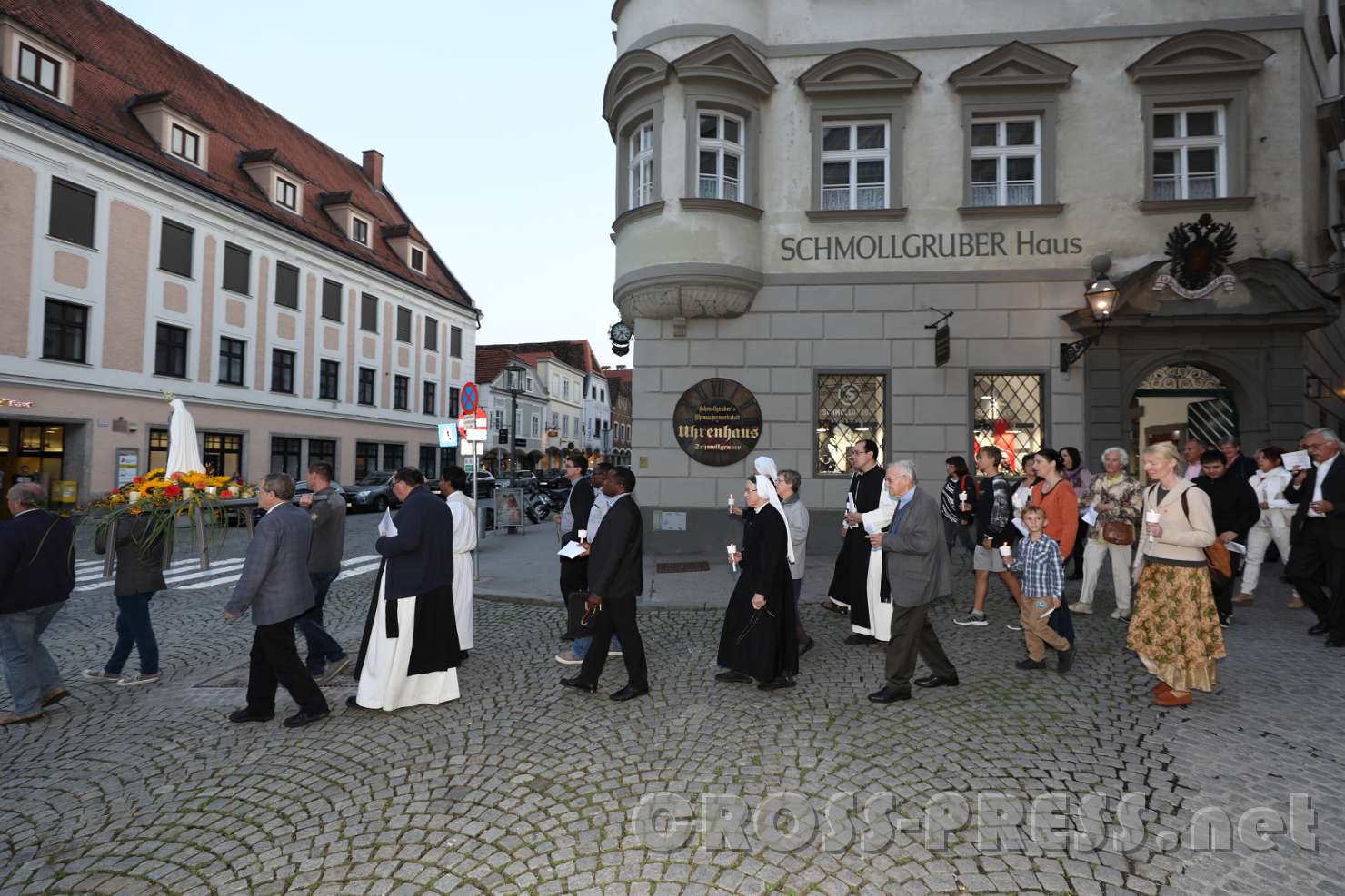 2017.09.08_19.17.49.jpg - Überqueren des Stadtplatzes ...