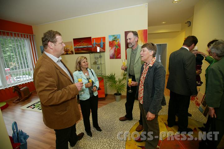 2008.06.05_18.59.21.JPG - In der B�ror�umen der Agentur "Fair&Sicher" findet eine Acylbilder-Ausstellung von Bgm. a.D. Hubert Lehenbauer statt.