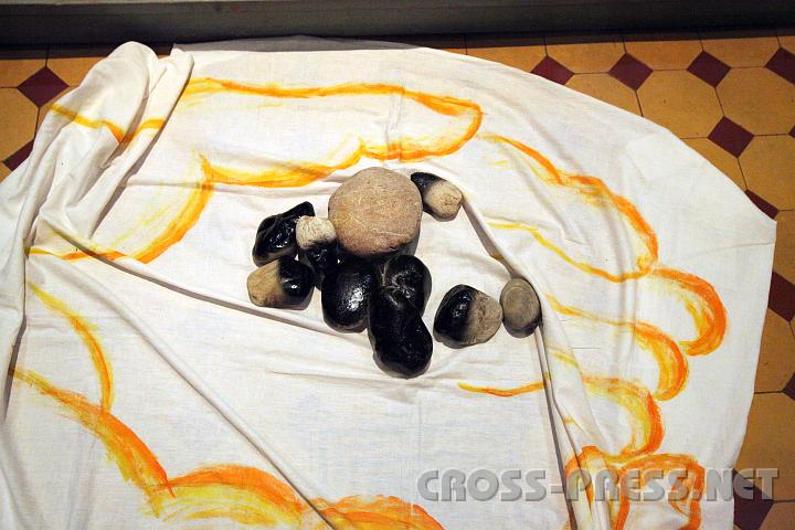 2010.02.17_19.48.46.jpg - Die "Stolpersteine" vor dem Volksaltar wurden von den Volksschulkindern bemalt. :)