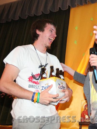 2011.05.20_22.08.52.jpg - Auch Gebetskreisleiter hat ein Geschenk bekommen, allerdings kein Weihwasser ....  ;)