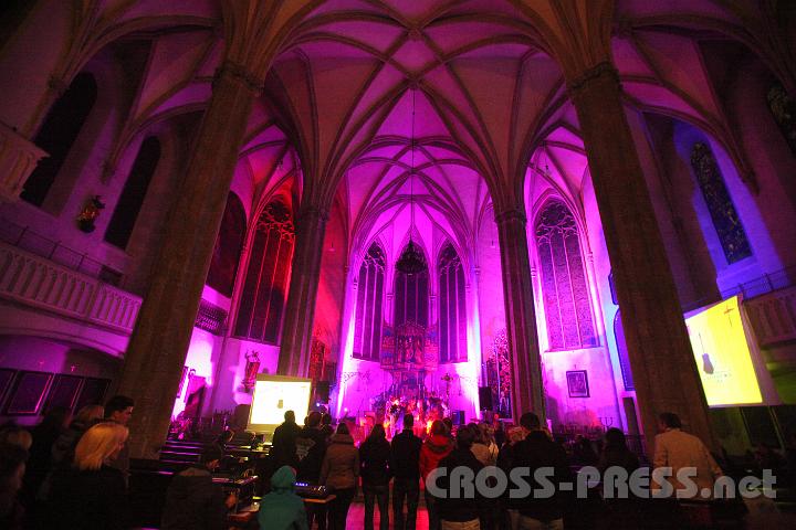 2011.10.28_21.14.44.jpg - Auf den Leinwänden konnten die Konzertbesucher die Liedertexte lesen und mitsingen.