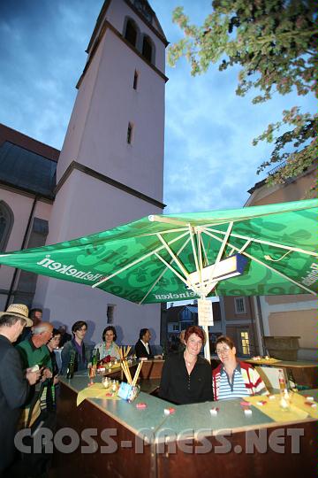 2010.05.28_21.02.04_01.jpg - An der Bar die Damen aus dem Pfarrgemeinderat, hier Petra Kammerhofer und Rosa Wimmer.