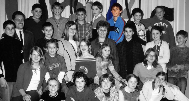 02_Manuel Die Schullklasse von Manuel. Mit ihm hatten sie einen guten Kameraden und Freund. F�r ihn hielten sie zweimal die 'Totenwache'. In der Trauer hielten sie zusammen und gaben einander Halt. Foto http://cisar.at dank freundlicher Genehmigung.