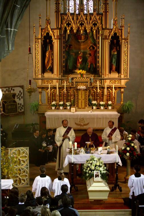 06.04.25_002b Requiem, Pfarrkirche Weistrach.  Mit zwei Diakonen, Mag. J.Fiedelsberger und J. Muhr, verband Manuel jahrelange Freundschaft.