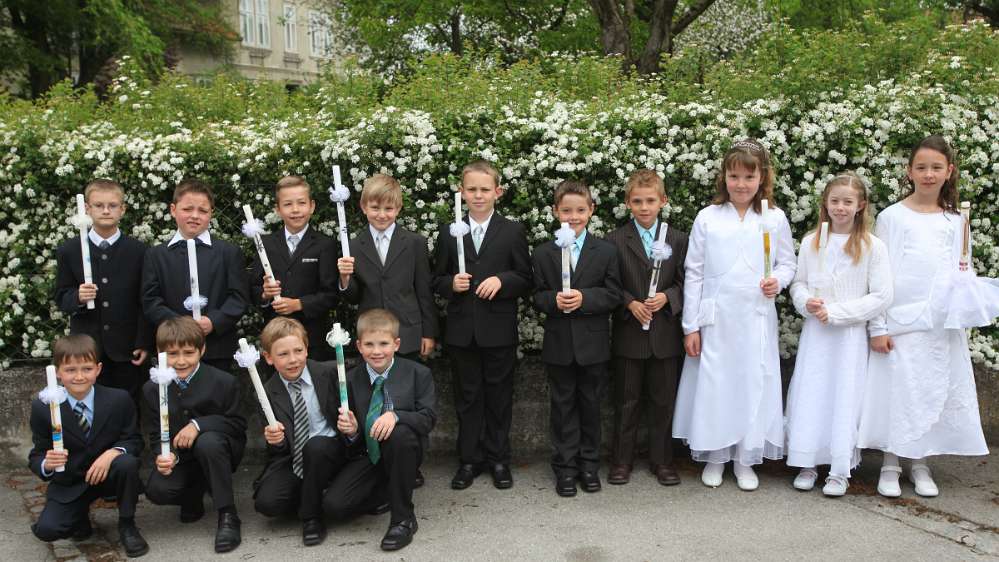 ErstKommunion in Wolfsbach Stolz und Freude liest man in den Gesichtern der Kleinen vor der hl.Messe bei welcher sie die Erstkommunion empfangen werden.