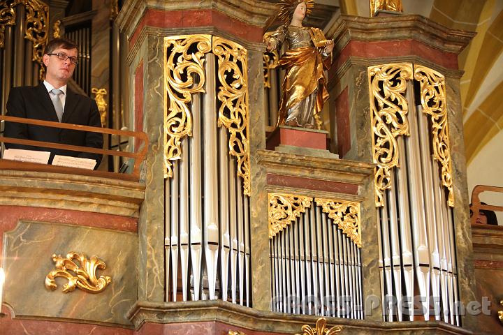 2011.10.16_09.09.32.jpg - Orgel und Kirchenchorleiter.