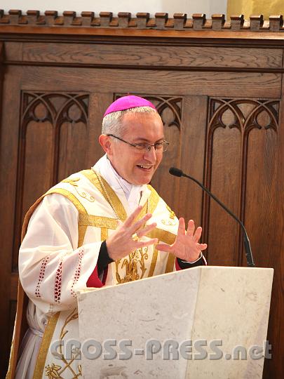 2011.10.16_09.34.01.jpg - Die erste Predigt am neuen Ambo hielt Weihbischof Anton Leichtfried.