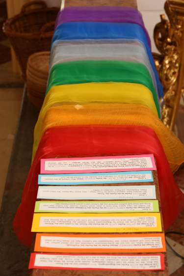 Erstkommunion Wolfsbach 2013 Regenbogen-Bänder und Kärtchen mit Fürbitten warten auf die Erstkommunionkinder.