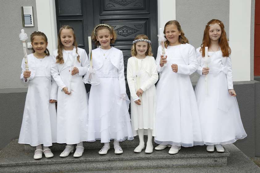 Erstkommunion 2016 in Wolfsbach Sechs Mädchen auf dem Weg zur Erstkommunion.