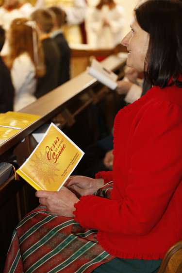 Erstkommunion 2016 in Wolfsbach Religionslehrerin Brigitte Brunninger mit dem Erstkommunion-Messheftchen.