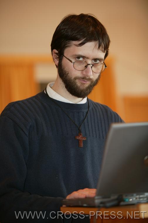 06.04.01_138 Leonard Farauanu, IITI Student, baut Video-Verbindung nach New York zum Dr. Phil Mango