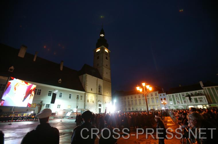 07.01.09_074 Da die Pl�tze in der Kirche -entgegen anders lautender Ank�ndigungen- nur f�r die Ehreng�ste reserviert waren, verfolgten mehrere hundert Menschen die Zeremonie auf der riesigen Gro�bildleinwand am Domplatz.