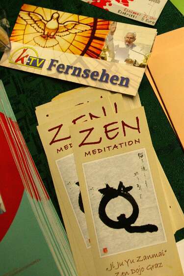 Interdisziplin�rer Kongress 'Religiosit�t in Psychiatrie und Psychotherapie' 2007 Das Angebot an Infomaterial ist breit. K-TV fernsehen und gleichzeitig Zen meditieren ? ;)
