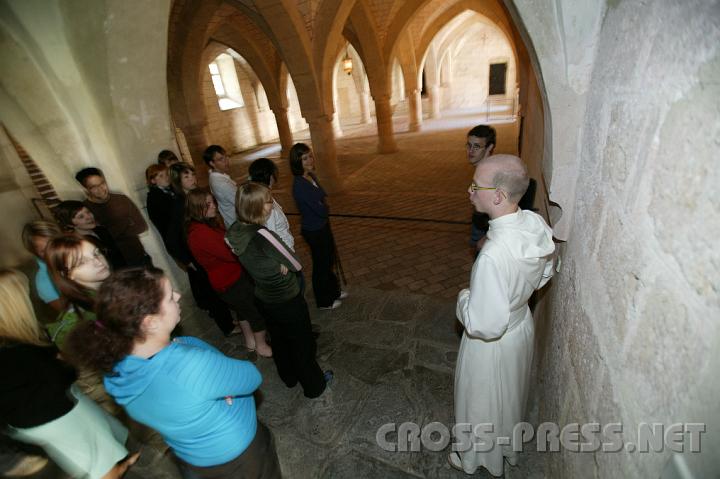 2008.07.05_09.01.48.JPG - F�hrung durch Stift Heiligenkreuz mit Fr. Coelestin