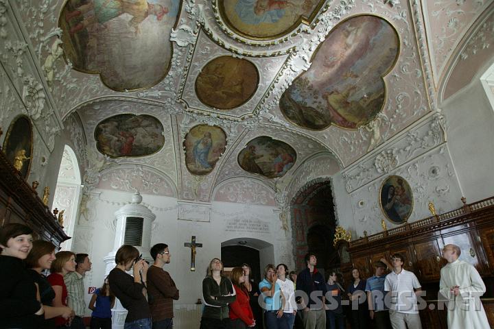 2008.07.05_09.10.51.JPG - F�hrung durch Stift Heiligenkreuz mit Fr. Coelestin