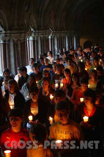 2008.07.04_20.43.57.JPG - Prozession durch Stiftskirche und Kreuzgang