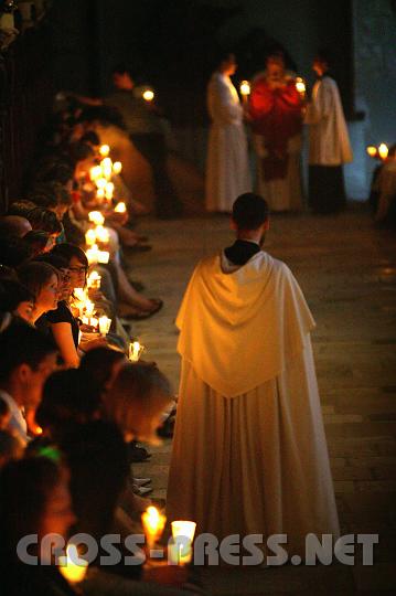 2008.07.04_20.47.15.JPG - Prozession durch Stiftskirche und Kreuzgang