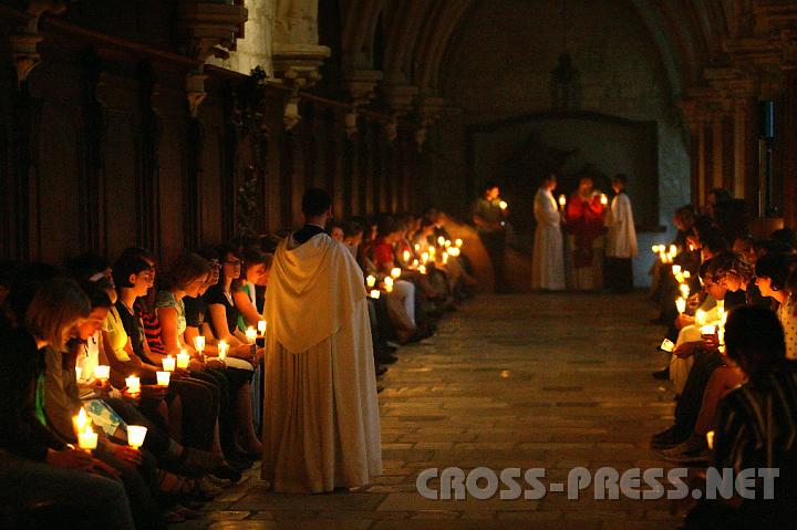 2008.07.04_20.49.36.JPG - Prozession durch Stiftskirche und Kreuzgang