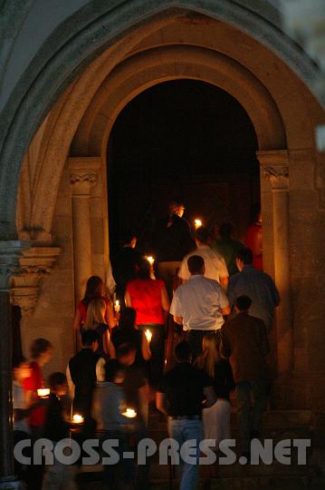 2008.07.04_20.51.09.JPG - Prozession durch Stiftskirche und Kreuzgang