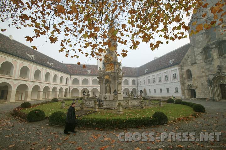 2008.10.21_08.45.36.JPG - Sp�therbst im Stiftshof.